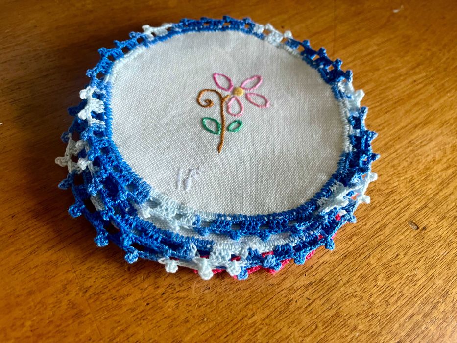 5 Tapa-jarros em linho bordados à mão com bainha em crochet