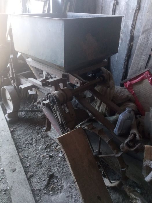 Продам картоплесаджалку під плуг