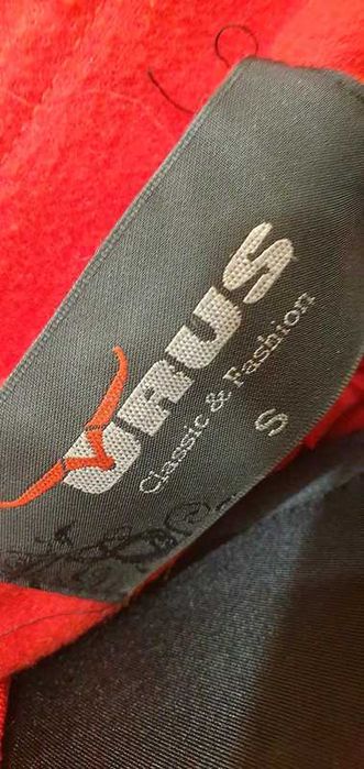 Płaszczyk na wiosnę Orus S czerwony z paskiem