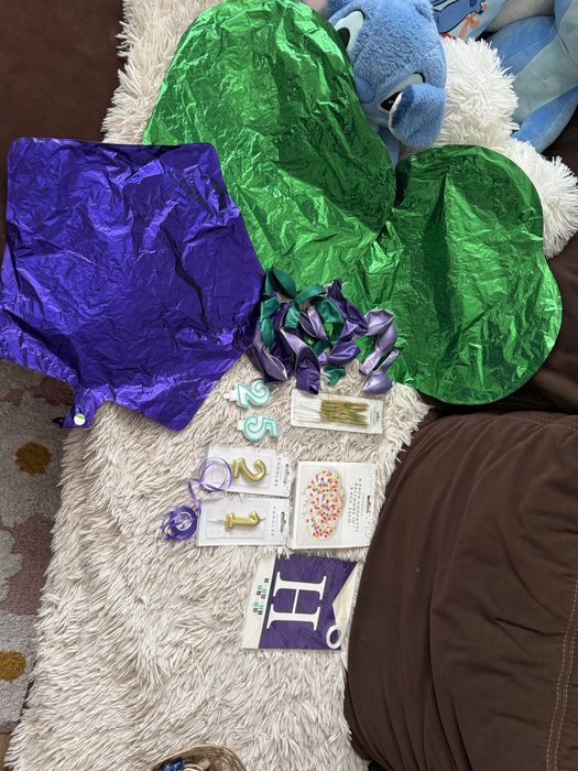 świeczki 21, 25, 12, 52, duże i małe balony, girlanda z liter.