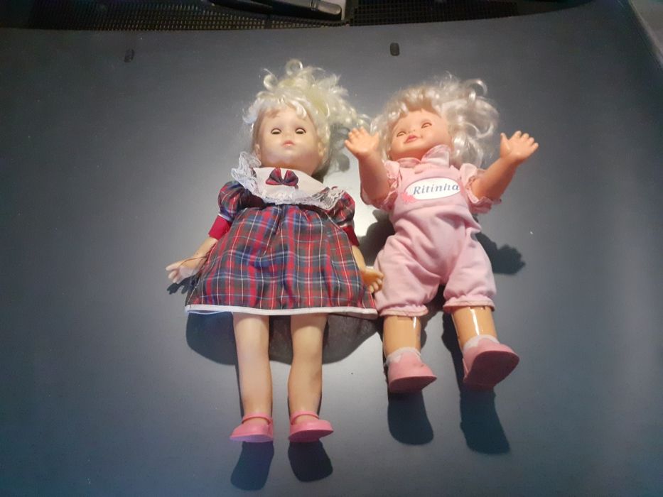 Duas bonecas uma boneca leva pilhas  .
