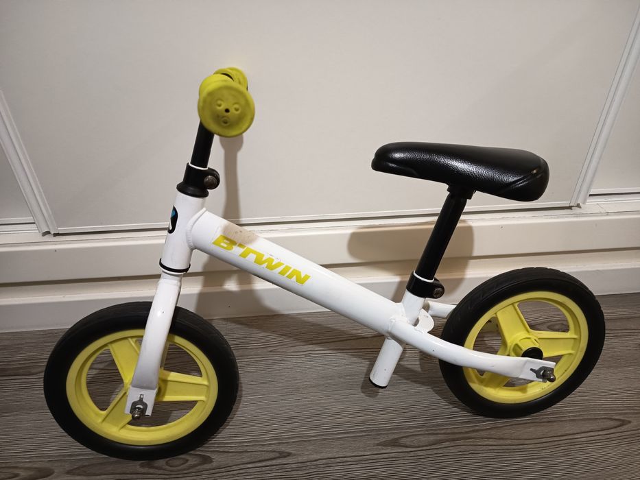 Bicicleta sem pedais de criança