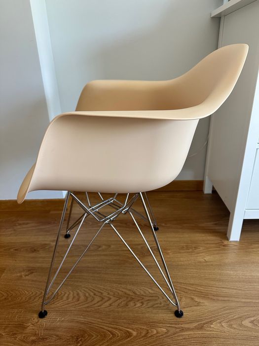 2 cadeiras de braços estilo Charles Eames