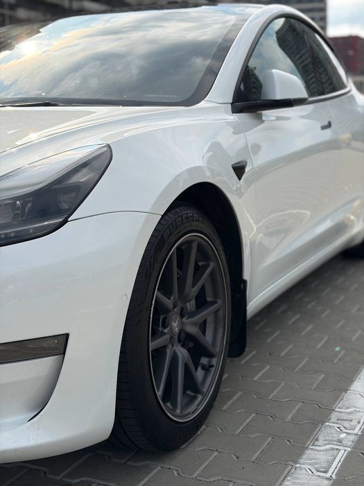 Tesla model 3 2022 року