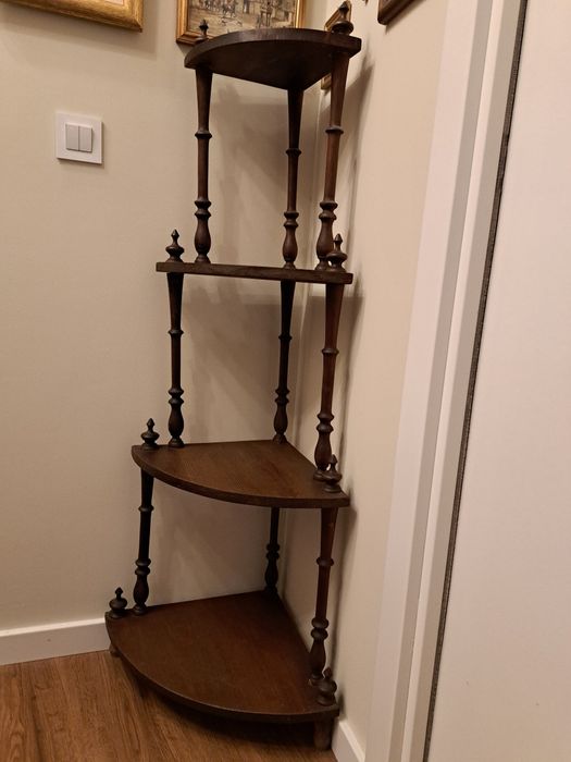 Móvel de canto em madeira