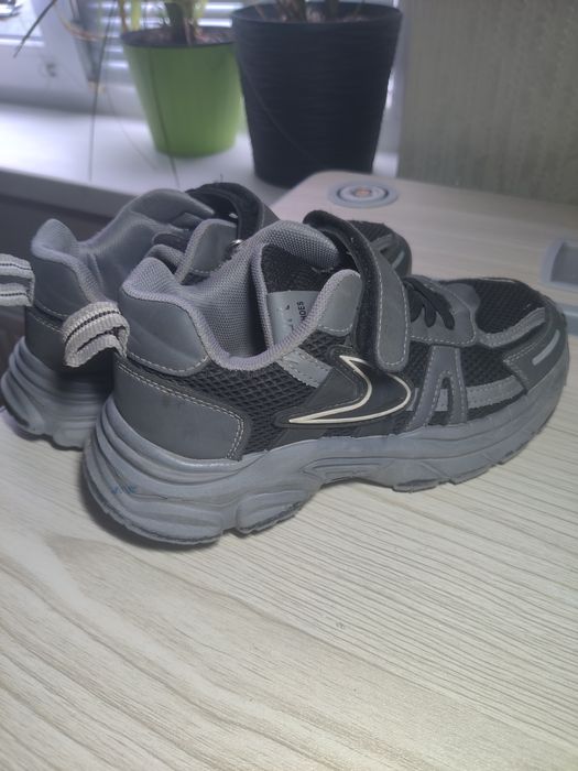 Кросівки на липучці