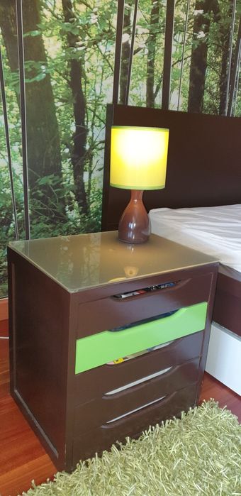 Cama Malm, estrado. colchao 2 tapetes 2 mesas de cabeceira e 2 candeei