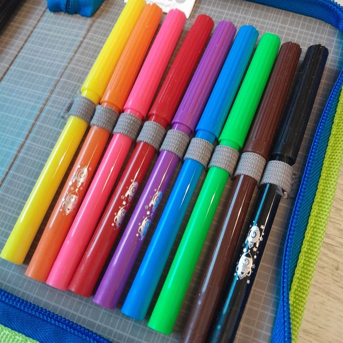 Piórnik szkolony z pełnym wyposażeniem