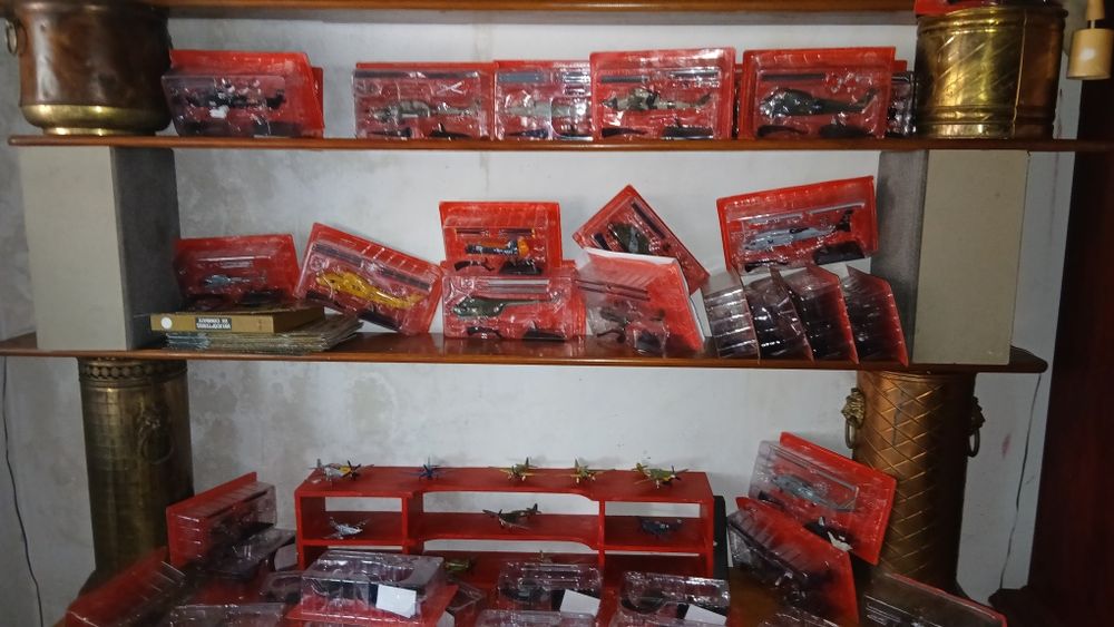 Colecao  48 Heitopeto  e  10 avioes guerra