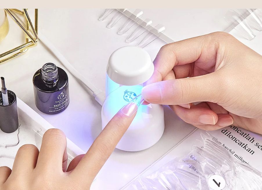 Kit com 500 unhas de gel , lampada UV e cola