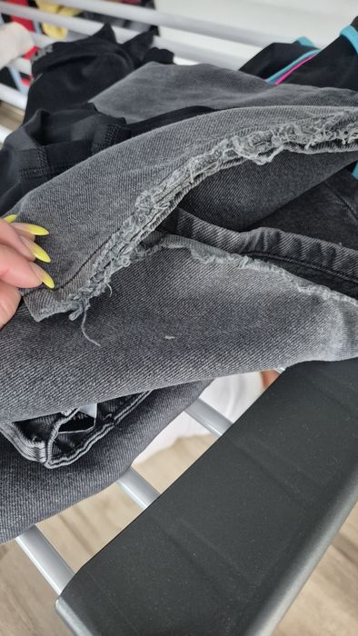 Jeansy bershka 38
Z tylu nogawki nieco zdeptane :)
Normalne ślady użytkowania