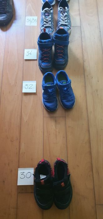 Varios tenis de criança