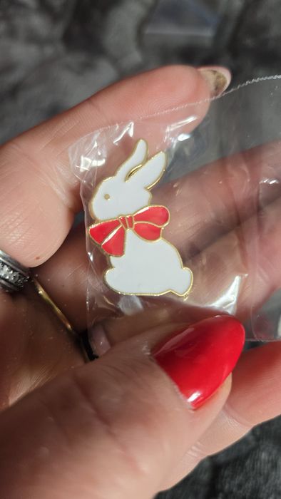 Przypinka króliczek bialy.