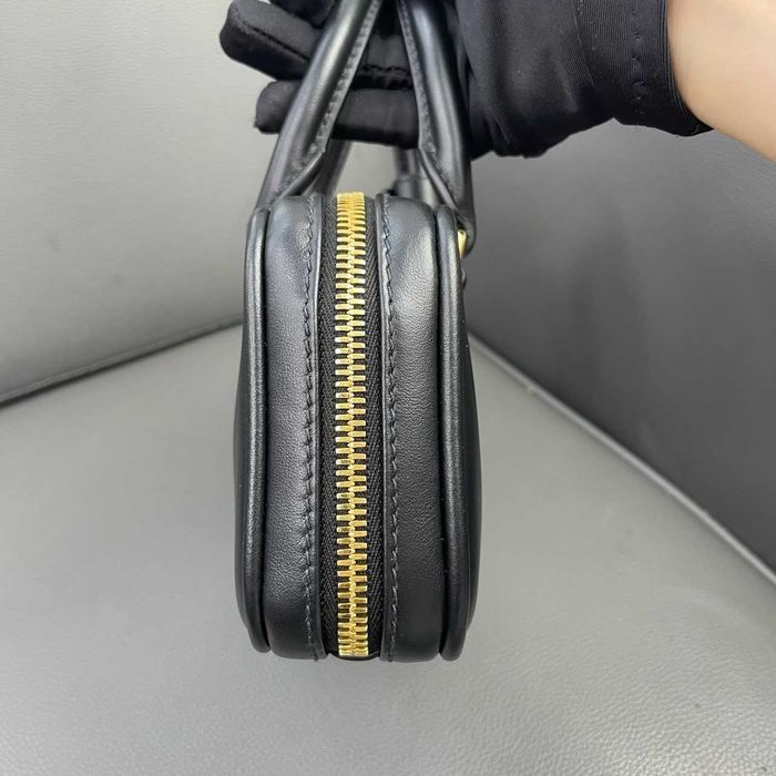 MiuMiu Czarna Torebka - Antykwa Inspiracja i Elegancja