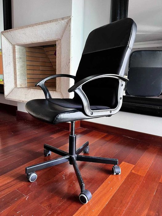 Cadeira de escritório preta, executiva, com apoio de braços