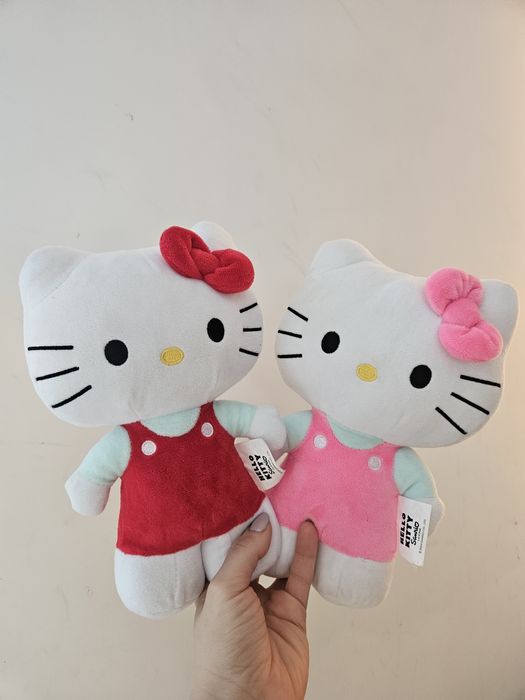 Dwa pluszaczki Hello Kitty dla bliźniaczek.