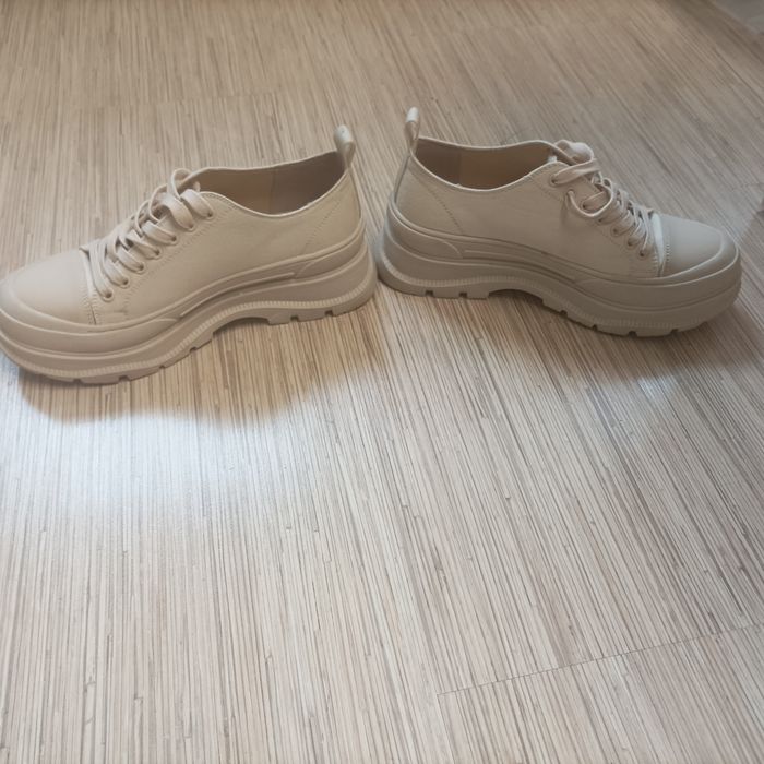 Beżowe trampki na grubej podeszwie