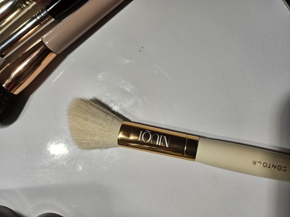 NIUQI/mięciutki pędzel do konturowania/Edycja limitowana DREAMLIGHT