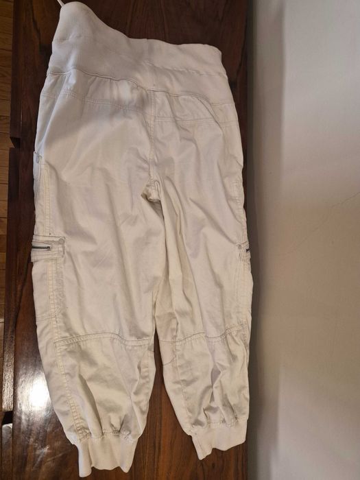 Bershka, 2 Bermudas verde caqui e bege