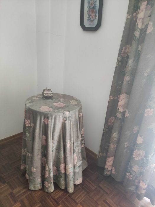 Cortinados com flores e cortinados brancos sanefa, camilha, almofada e rolo