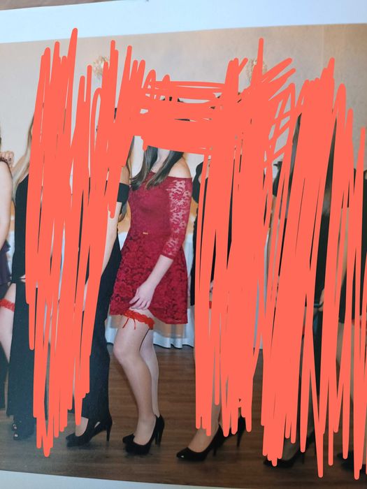 Krótka sukienka z odkrytymi ramionami