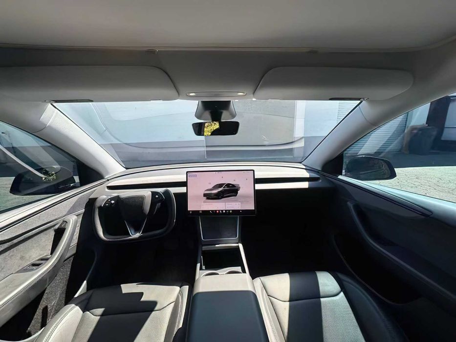 Tesla Model Y Premium      2026