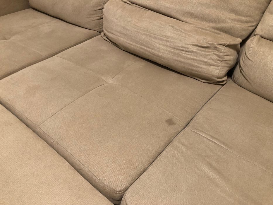 Sofá-cama com chaise longue e baú