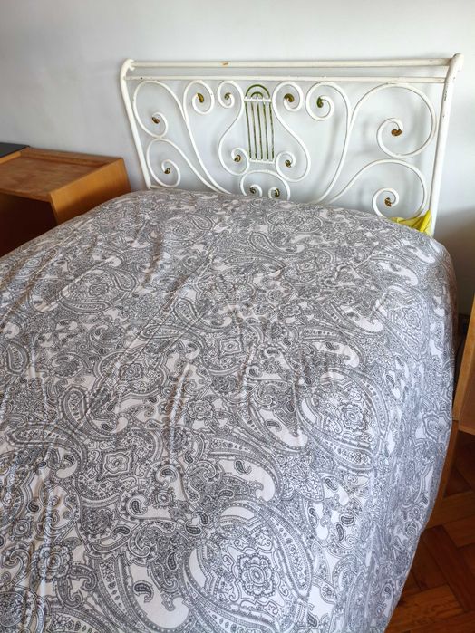 Cama de ferro - duas camas com estrado