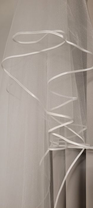 Klasyczna, śnieżnobiała suknia ślubna – rozmiar 34/36