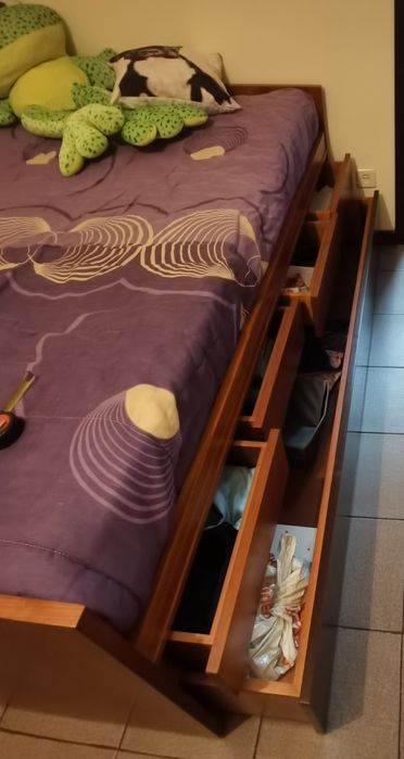 Cama em madeira maciça