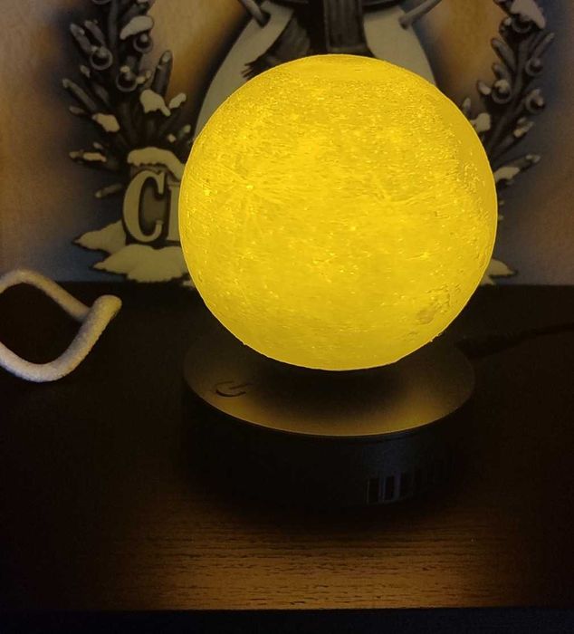 Lua flutuante com três cores