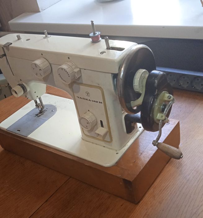 Швейна машинки з електроприводом  та ручні