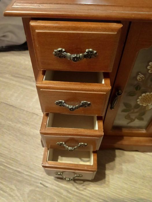 Деревянная винтажная шкатулка