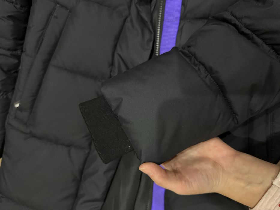 Продаю чорний пуховик, дуже теплий.