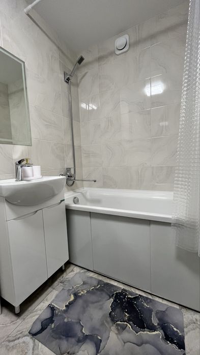 Подобово!Посуточно!Оренда!Затишна та чиста квартира!ЦЕНТР. 2-й ПОВЕРХ!