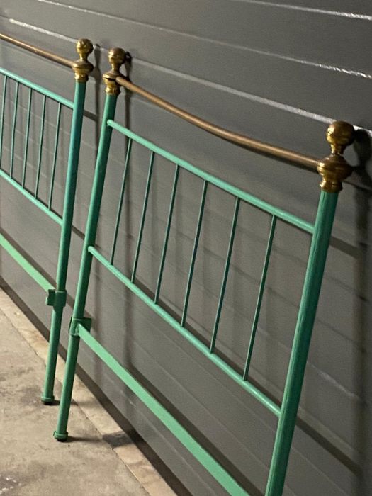 Cama de ferro antiga