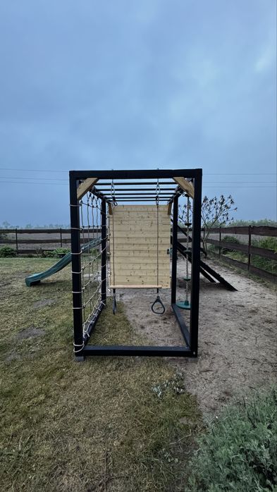 Plac zabaw wspinaczka dla dzieci zjeżdżalnia