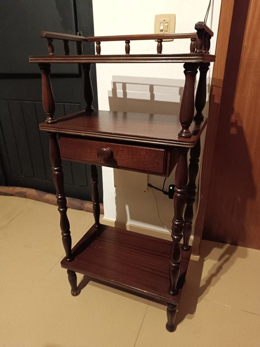 Móvel de apoio com gaveta