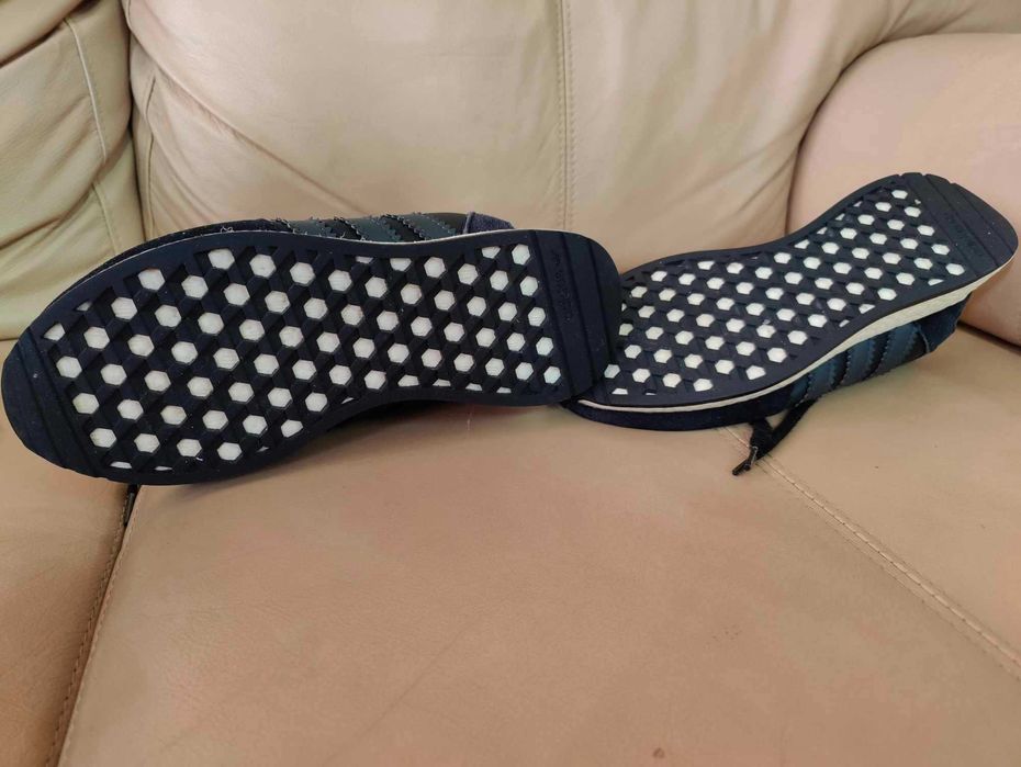 Ténis Adidas pretos em pele tam. 40