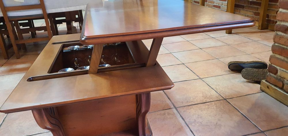 mesa de sala de estar com mini bar incluido