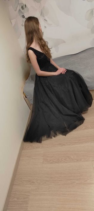 Piękna sukienka z aplikacjami