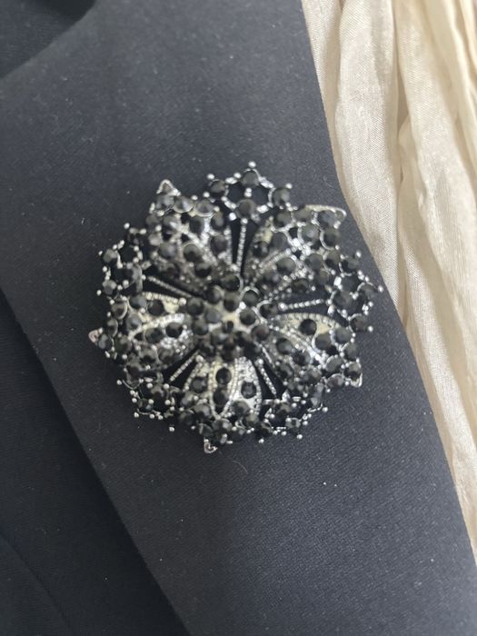 Czarno-srebrny kwiat biżuteryjna elegancka broszka