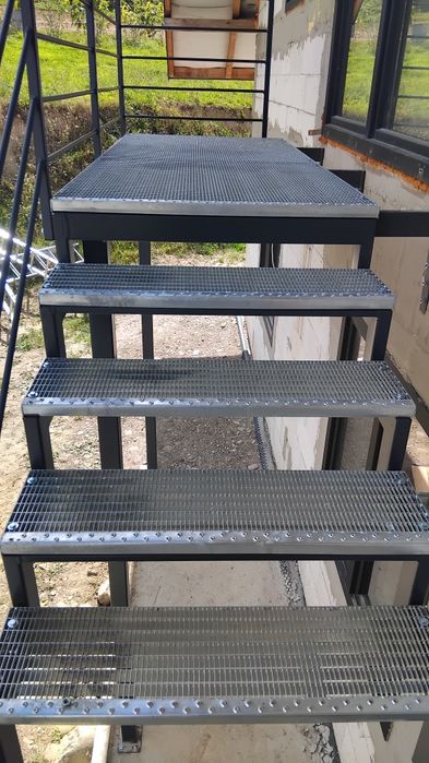 Schody metalowe zewnętrzne