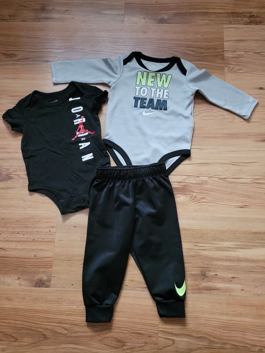Zestaw ciuszków Nike: body, spodnie. Body Jordan 68-74