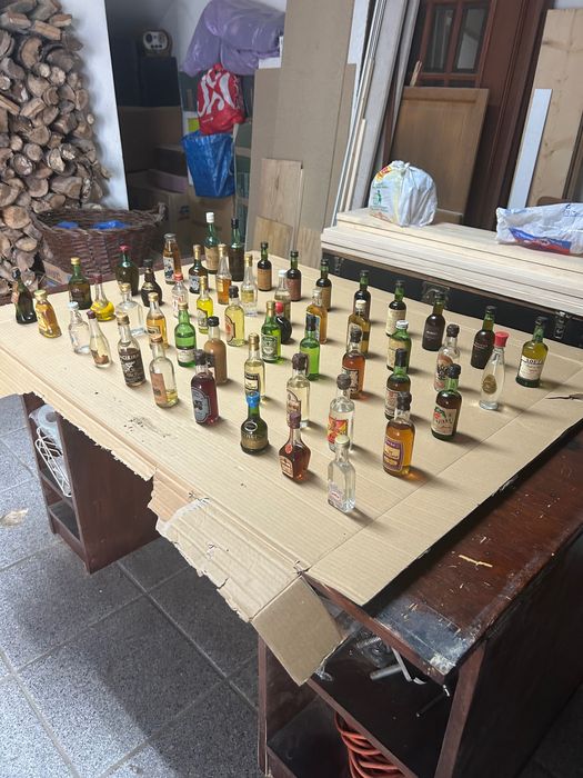 Coleção de miniaturas de bebidas