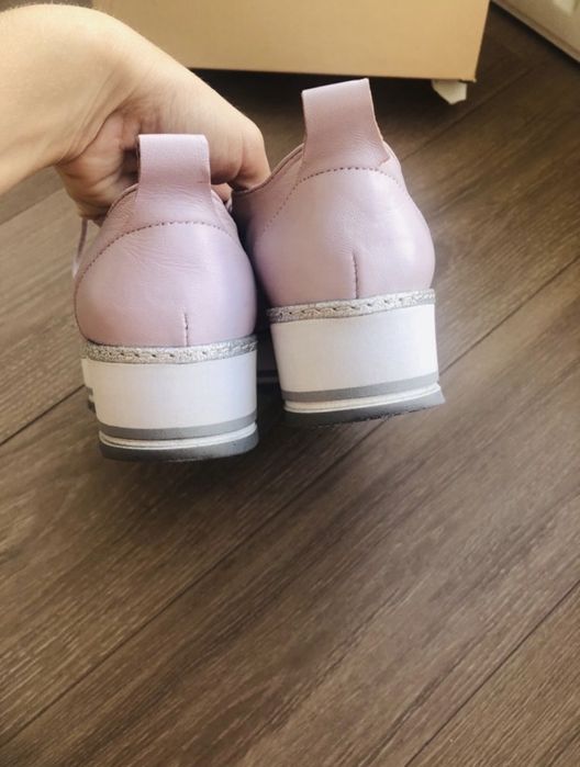 Кросівки від Estro