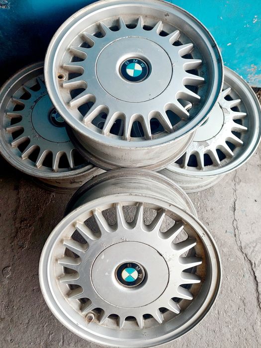 Диски на BMW 520 E34 с колпаками под них