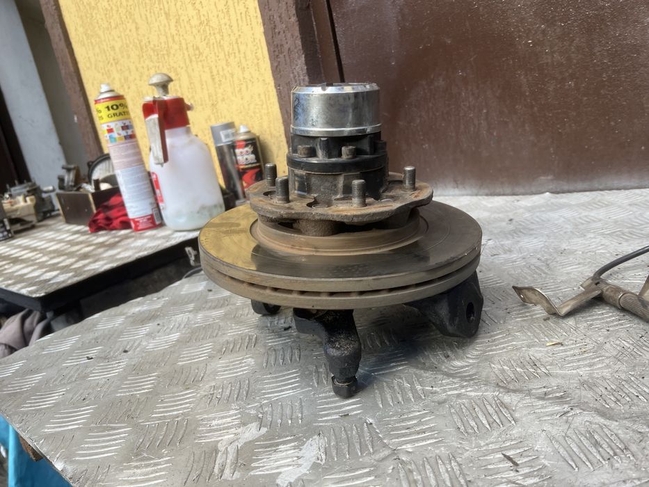 Цапфа кулак 2.4 бензин Ниссан террано 2 nissan terrano год 03