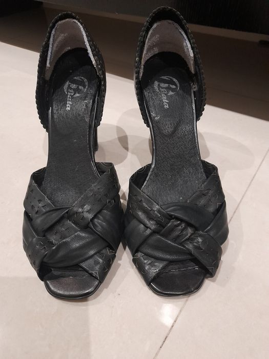 Sandália Preta com pormenor traçado [35]