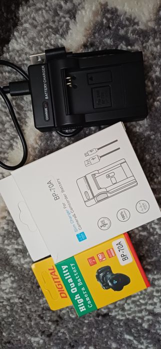 Цифровой компактный фотоаппарат Samsung ES90 красного цвета.